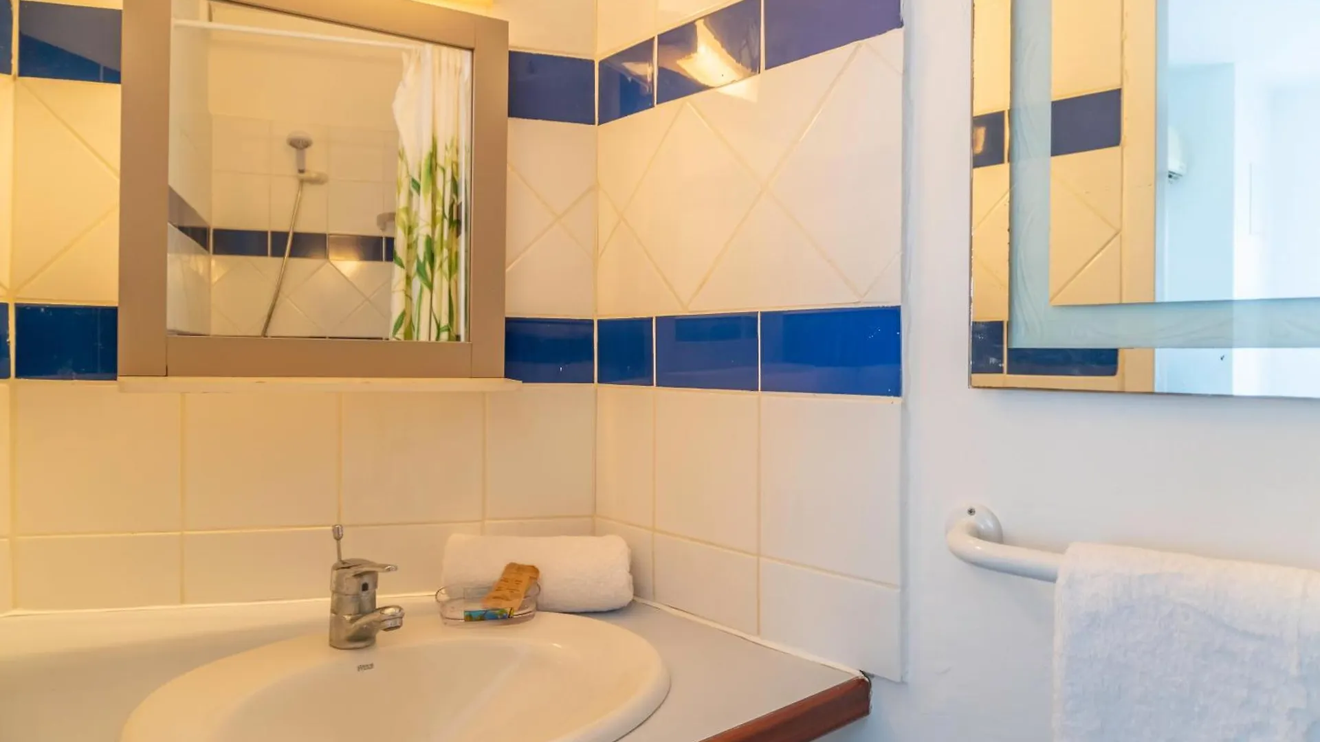 Bel Appartement Spacieux Avec Piscine Et Proche Des Plages - Le Mimosa Sainte-Anne  Apartment